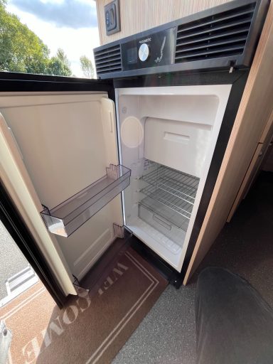 Kühlschrank mit kleinem Eisfach im Innenraum