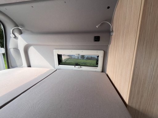 Bettfenster Innenraum bei ausgebautem Bett