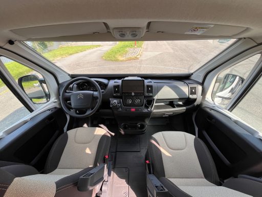 Ansicht Fahrercockpit im Scharf Camper